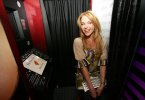 IMG/jpg/julie-benz-smashbox-cosmetic-photo-booth-mercedes-fashion-week-hq-01 (...)