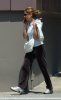 IMG/jpg/sarah-michelle-gellar-coffee-on-the-way-to-the-gym-paparazzi-hq-04-1 (...)