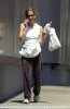 IMG/jpg/sarah-michelle-gellar-coffee-on-the-way-to-the-gym-paparazzi-hq-01-1 (...)