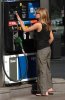 IMG/jpg/sarah-michelle-gellar-gas-station-starbucks-fred-segal-shopping-may- (...)