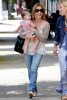 IMG/jpg/sarah-michelle-gellar-charlotte-grace-out-for-lunch-brentwood-july-2 (...)