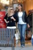 IMG/jpg/sarah-michelle-gellar-christmas-shopping-with-friends-los-angeles-pa (...)