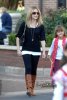 IMG/jpg/sarah-michelle-gellar-christmas-shopping-with-friends-los-angeles-pa (...)