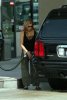 IMG/jpg/sarah-michelle-gellar-gas-station-starbucks-fred-segal-shopping-may- (...)