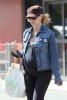 IMG/jpg/sarah-michelle-gellar-shopping-gelson-market-sherman-oaks-august-13- (...)