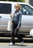 IMG/jpg/sarah-michelle-gellar-shopping-at-gelson-encino-july-20-2009-paparaz (...)