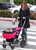 IMG/jpg/alyson-hannigan-family-walking-after-lunch-brentwood-february-6-2010 (...)