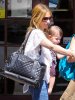 IMG/jpg/sarah-michelle-gellar-out-for-lunch-september-3-2010-paparazzi-gq-06 (...)