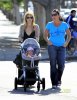 IMG/jpg/sarah-michelle-gellar-charlotte-grace-friend-brentwood-paparazzi-gq- (...)