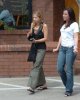 IMG/jpg/sarah-michelle-gellar-gas-station-starbucks-fred-segal-shopping-may- (...)