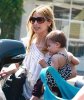 IMG/jpg/sarah-michelle-gellar-out-for-lunch-september-3-2010-paparazzi-gq-13 (...)