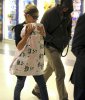 IMG/jpg/sarah-michelle-gellar-lax-airport-april-26-2010-paparazzi-gq-08.jpg