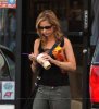 IMG/jpg/sarah-michelle-gellar-gas-station-starbucks-fred-segal-shopping-may- (...)