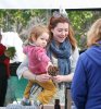 IMG/jpg/alyson-hannigan-satyana-farmers-market-february-23-2011-paparazzi-hq (...)