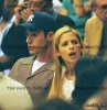 IMG/jpg/sarah-michelle-gellar-lakers-basketball-game-april-2000-04.jpg