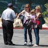 IMG/jpg/sarah-michelle-gellar-out-for-lunch-september-3-2010-paparazzi-gq-08 (...)